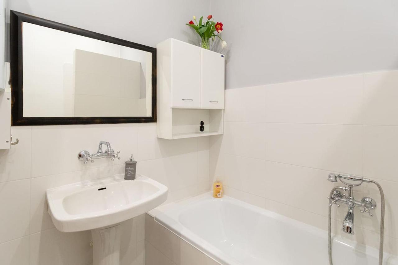 Spacious, Central & Artistic W/Brand New Bathroom! Cracovie Extérieur photo